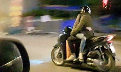 Mức phạt xe máy người ngồi phía sau vòng tay qua người phía trước để điều khiển xe